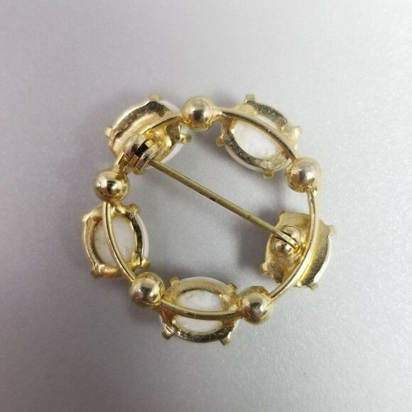 Vintage White Scarab Glass Cabochon and Gold Tone Circle Brooch, Retro Lapel Pin - Picture 3 of 6